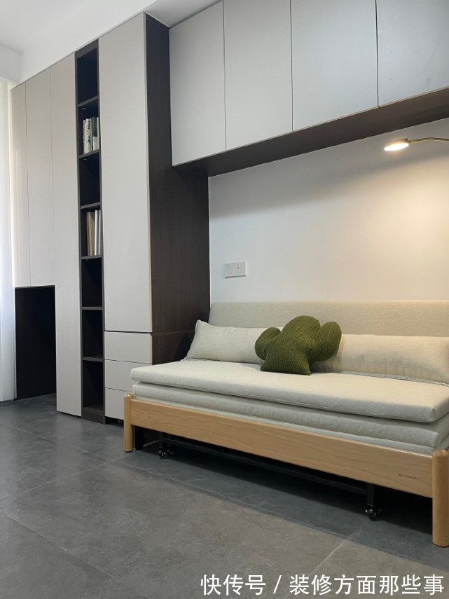 爱格|115平现代简约风,灰色影视墙是格栅和木饰面的结合