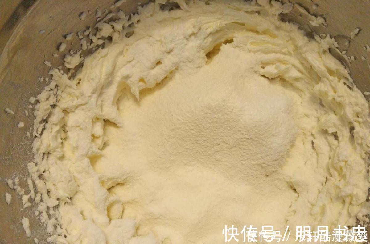 小饼干|咸蛋黄加肉松,不用加一滴水,做成咸香酥脆的小饼干,好吃