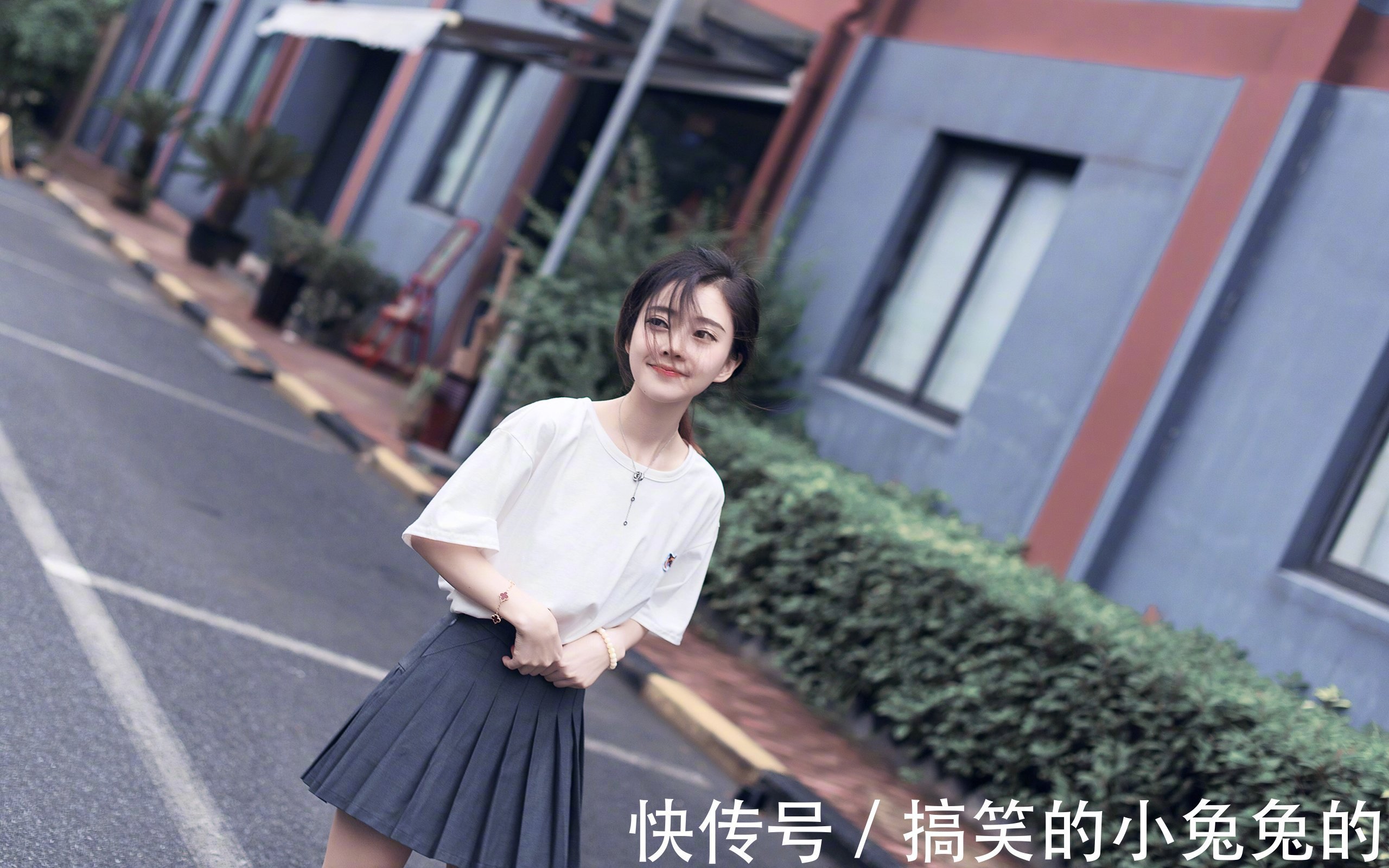 |搞笑GIF段子:二十岁小伙,成功求婚六十岁大妈,多么感人的爱情故事!