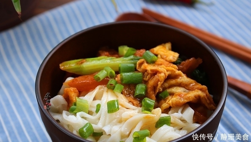  面条此做法，连吃十天不会腻，食材简单搭配好，味道就是香