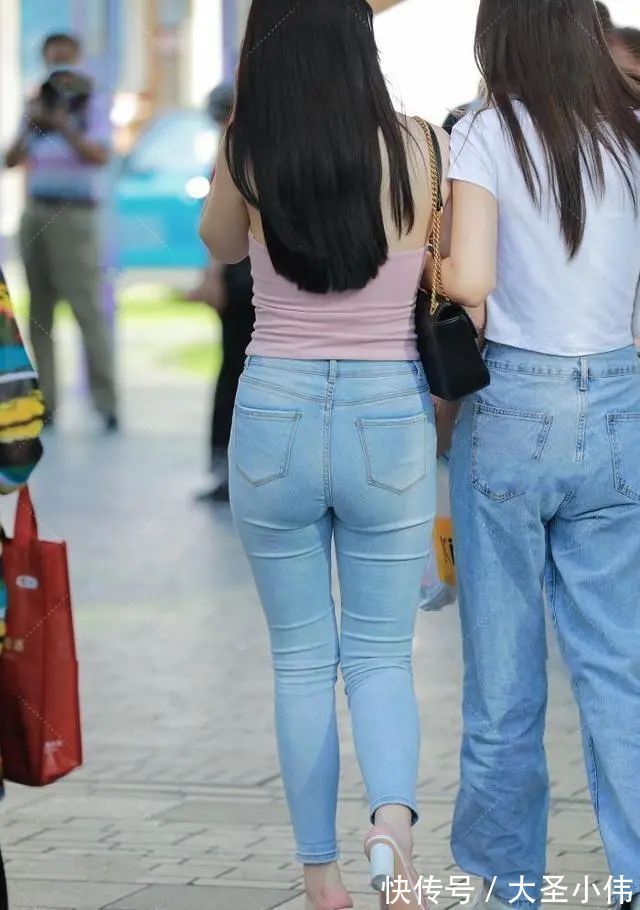 打底裤 美女街拍:粉色吊带搭配牛仔打底裤,漂亮的剪裁,面料很适合。