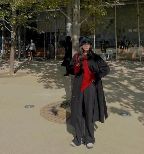 大衣显沉闷？那是你不会穿！内搭配这几个“颜色”，吸晴好看