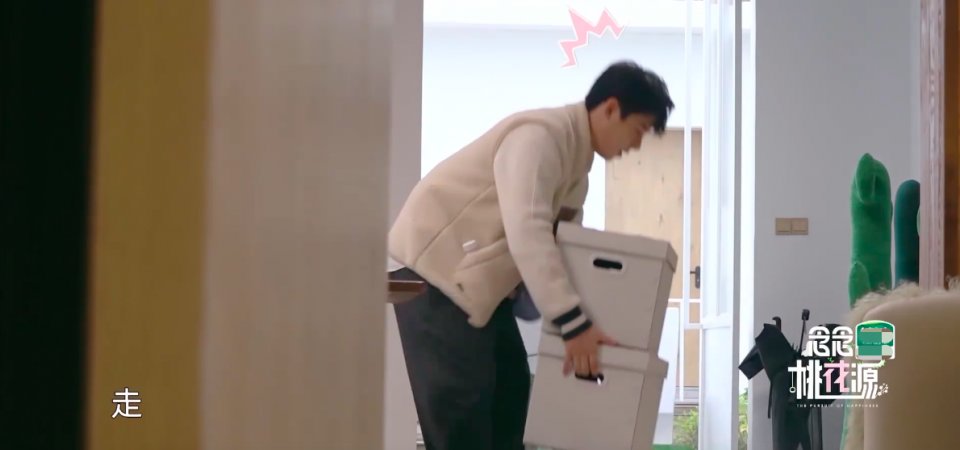 張天愛的“迷惑”行為！送男嘉賓搓澡巾，騎車掉鏈子把自己摔水坑