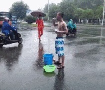 |搞笑GIF动图,给家里的金毛洗个澡之后,它自闭了!