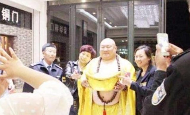佛教@那个外貌酷似弥勒佛的男子,被富婆看中带回家“供养”,结局如何