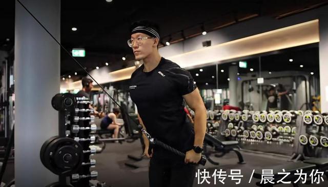 过头臂屈伸|胖子也有春天,英国大码超模140斤,却拥有让人羡慕的沙漏身材