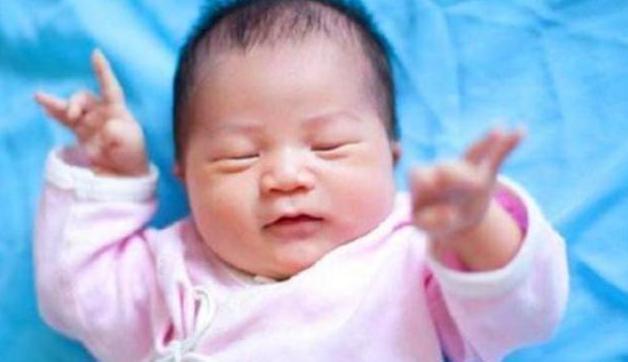 孩子|护士给宝宝办理出生证，不小心弄错名字，产妇看后：就这名不改了