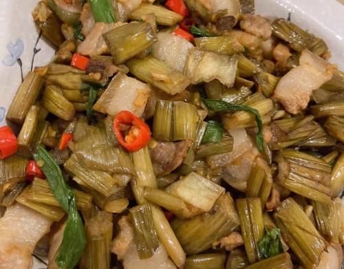 将芋荷梗|冬季，吃萝卜青菜不如它，每天炒一盘，视力好了，不懂吃可惜了