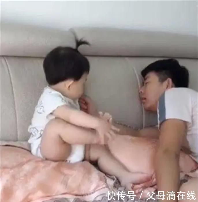 宝宝|女儿把脚丫子给爸爸闻,爸爸假装被臭晕,宝宝的举动让人笑出眼泪