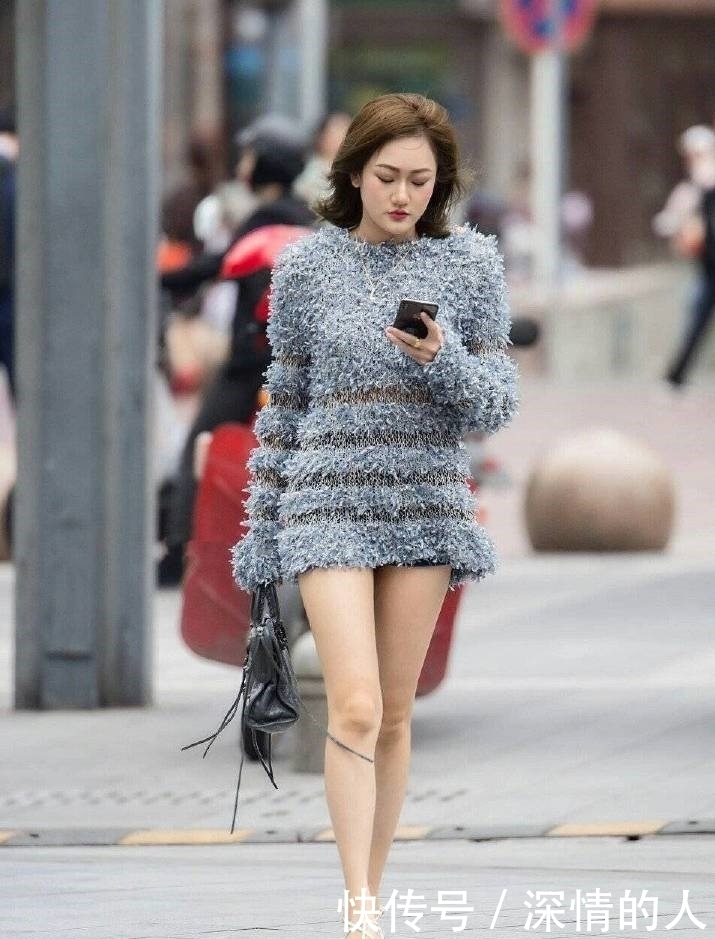 毛衣|街拍:长款毛衣搭配细高跟的小姐姐,玩起了光腿行动,霸气又性感