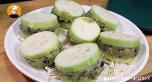 茄子教你新吃法,不用炒不凉拌,一次做一大盘,上桌就扫光