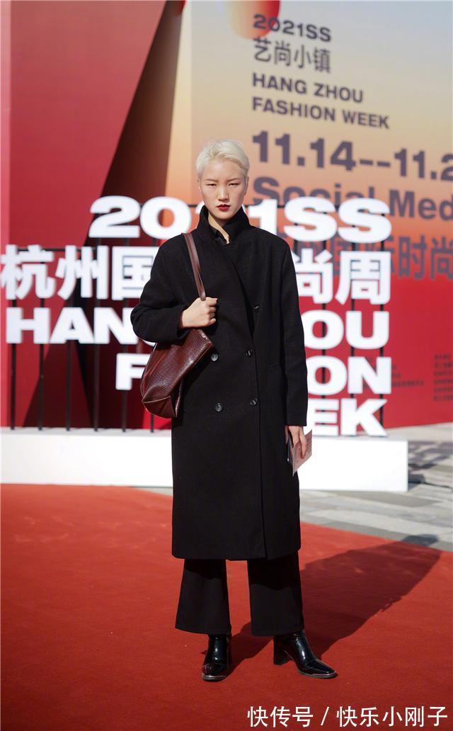 直筒裤 阔腿裤也该收一收了!今年流行直筒保暖裤搭配短靴,遮肉还显个