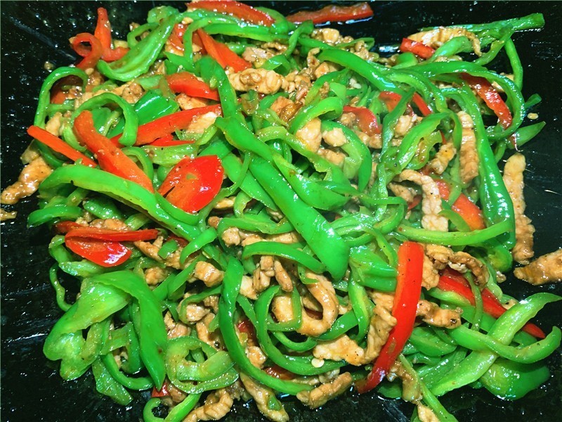 辣椒炒肉时,先炒肉还是辣椒!9成人弄错了,难怪肉不香,更不嫩