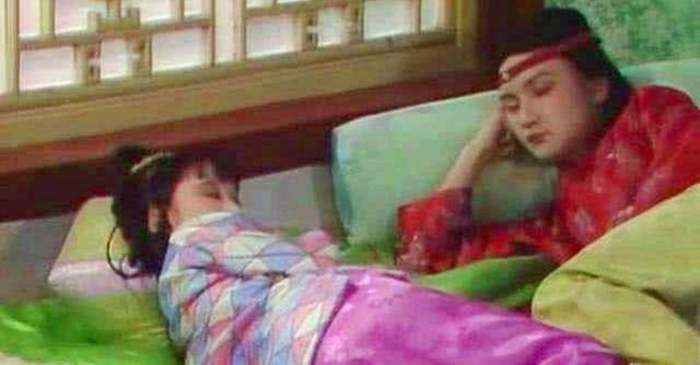 宝玉$红楼梦中,为何袭人会将醉酒的芳官放在宝玉身旁她到底有何目的!