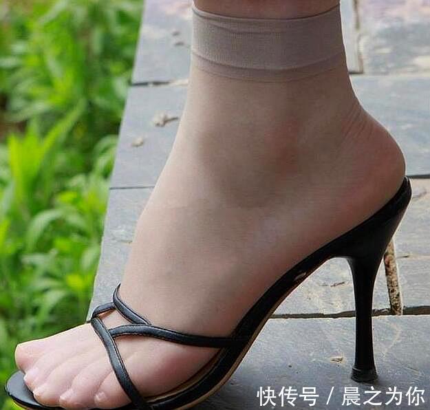 气质 细脚高跟鞋,修饰出完美的腿部线条,展现出女人迷人的气质!