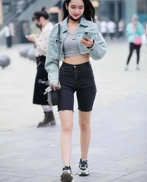 运动鞋 短裤失宠,今秋火了一款“五分裤”,点燃了年轻女孩的热情