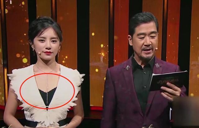 女主持人忘穿打底衣,导演只能切镜头,孰料张国立坚持1小时不敢转头