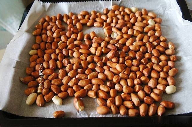 天热花生米别油炸了,10分钟搞定,嘎嘣脆,好吃又健康