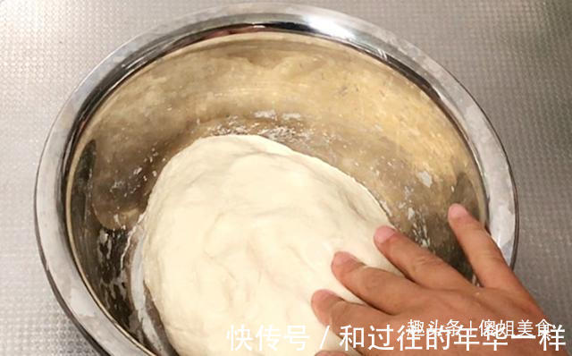 蒸馒头别再提前发面了！教你新做法，一次成功，柔软蓬松不回缩