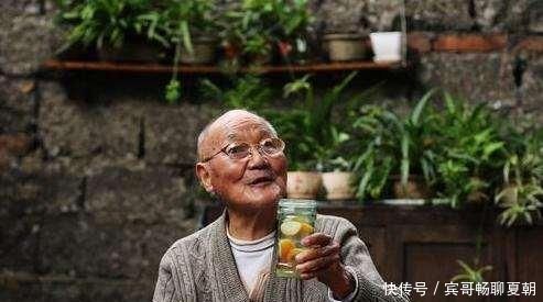 女人|绝经会让女人突然变老?要想皮肤光滑、衰老慢,首先要保养这里