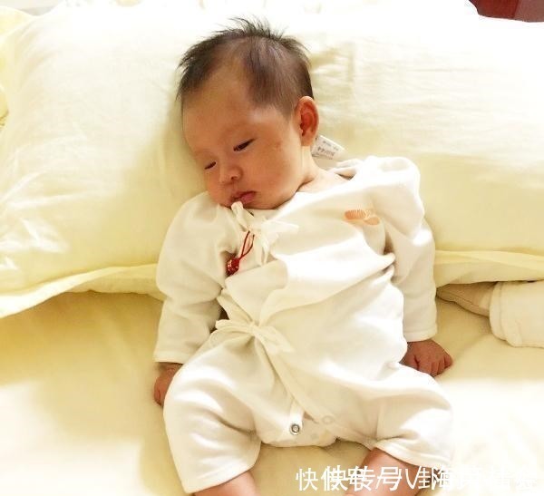 发育|抬头、翻身、独坐、行走，1岁前宝宝大运动发育规律，你娃达标吗