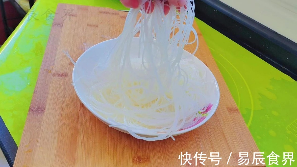 一日三餐|包菜搭配细粉丝，简直是绝配，口感细腻滑口，有点香