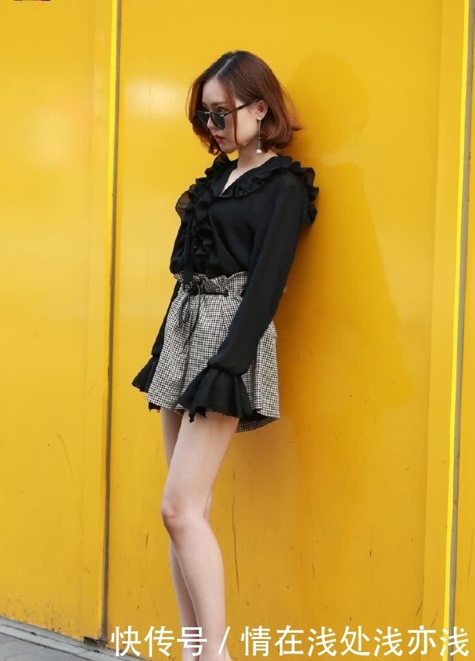 小姐姐|街拍:漂亮小姐姐身材高挑,还会穿衣打扮
