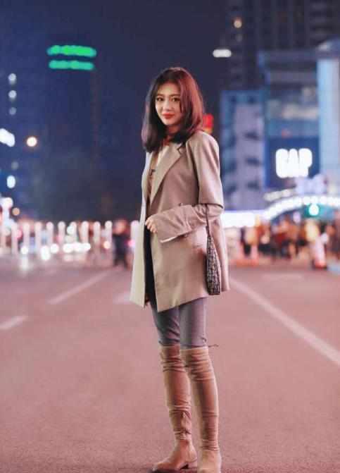 小姐姐|街拍:OL小姐姐一袭小西装,装扮到底,时尚大气又不失性感