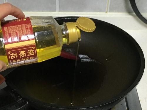  好吃|剁椒鱼头，别再直接上锅蒸啦，学会这个方法，鱼肉鲜嫩，好吃不腥