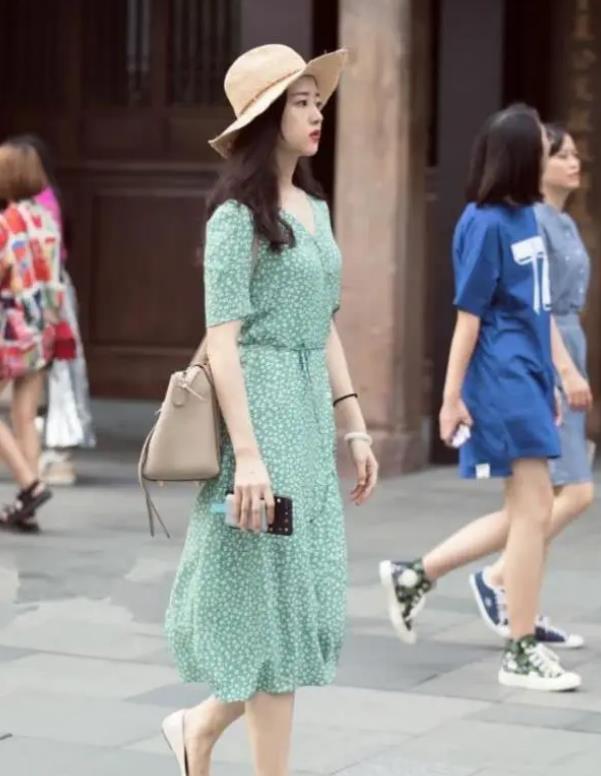 街拍气质靓丽的美女,身穿牛仔裤搭配时髦上衣,舒适大方又不失美感