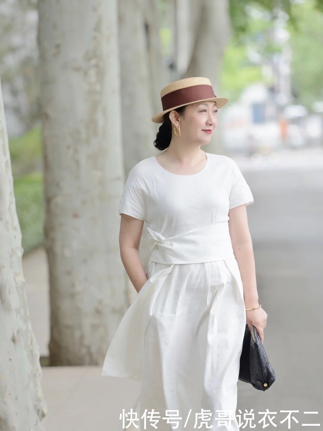 顺色|过了50岁的微胖女人，夏季流行“穿松不穿紧”，学她这么搭真优雅