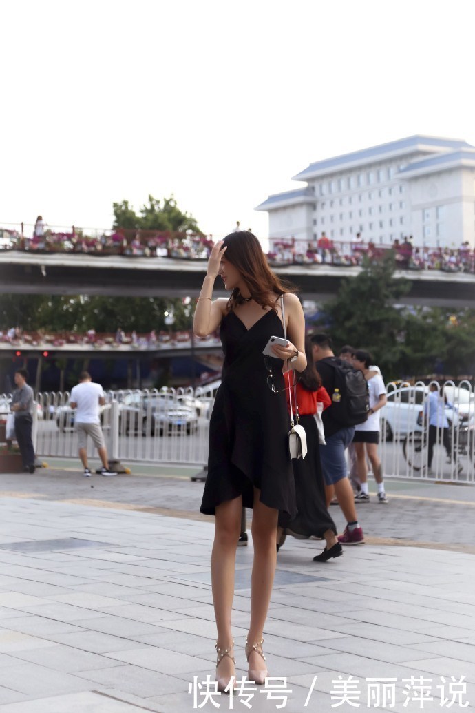 美女街拍:路人时尚街拍,时下流行的穿搭,让你更具性感时尚女神魅力