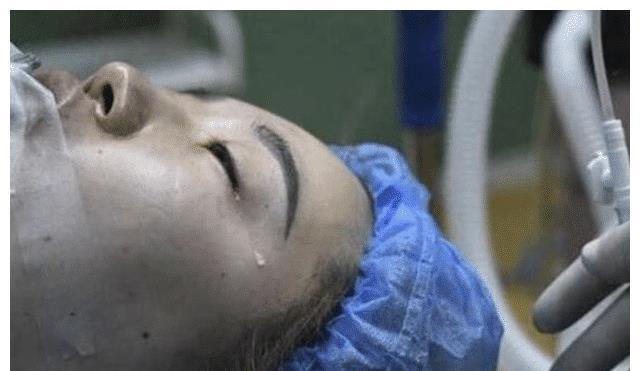 产妇生|“生孩子就不要尊严吗?”90后宝妈含泪控诉,脱裤子只是开始