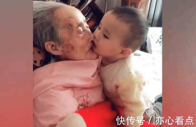 孙辈儿|小宝宝第一次见到90岁太姥姥,跨世纪得相见,心都被暖化了