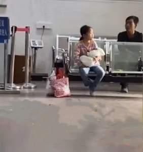 孩子|妈妈把孩子拴到凳子上生二胎和三胎,这样“爱”孩子,让人心痛