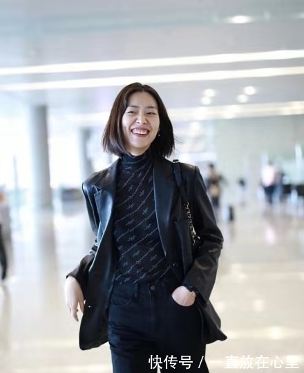 chanel 刘雯皮衣帅气走机场，背36700的香奈儿包包，超模身材太抢镜