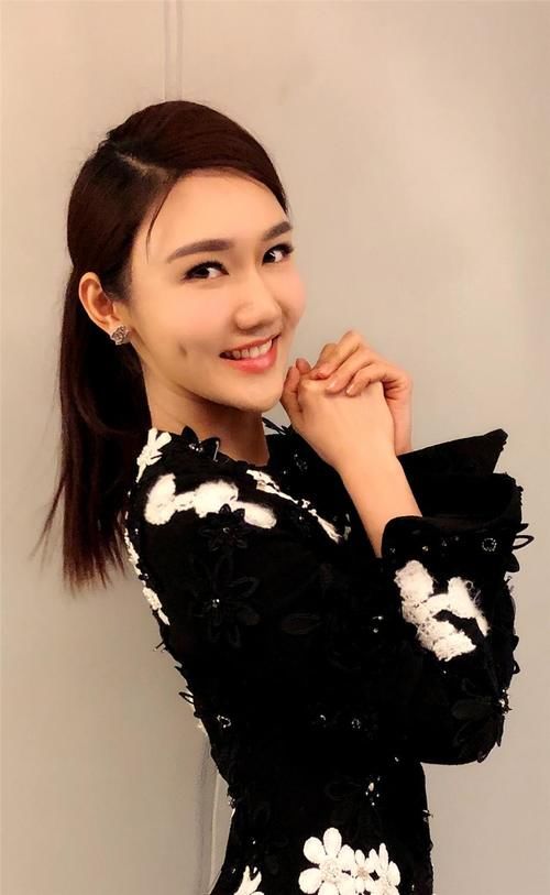 龙洋：央视春晚首秀赢得喝彩无数，32岁的她未来或可与董卿比肩