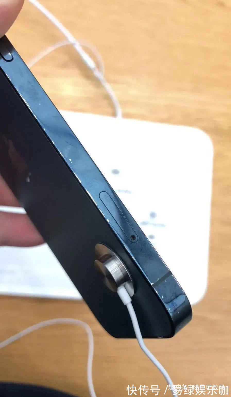 iphone|iPhone12手机掉漆，这是品控问题还是被人糟践！