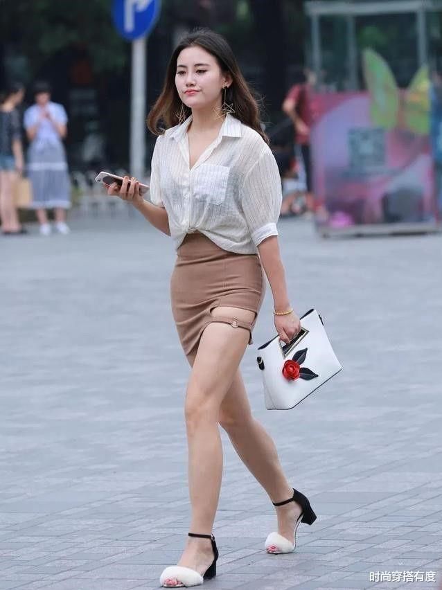 成熟的姐姐穿了件半身裙，显现出超强的气质效果，凉爽又舒适