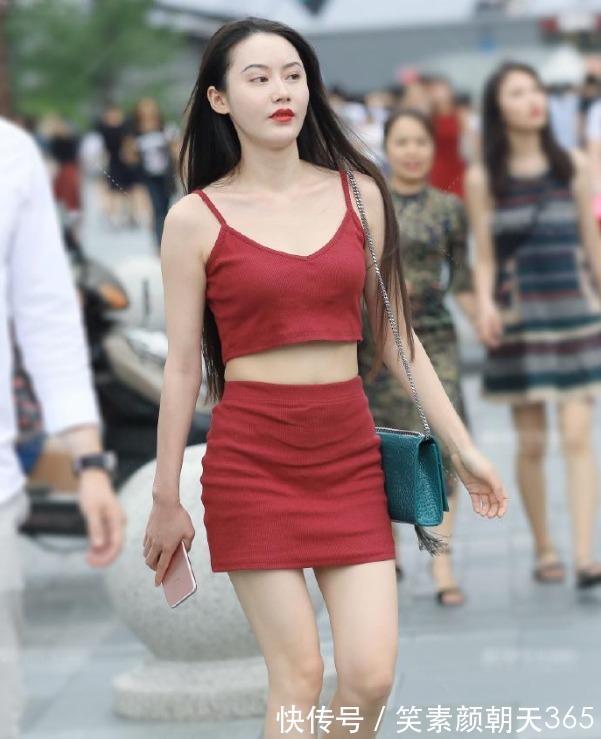 小姐姐|表姐好好的连衣裙非要在中间”截一道“,这样好看吗