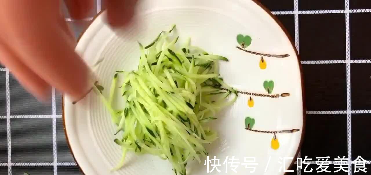 家常版口水鸡,麻辣鲜香鲜嫩爽滑,2只鸡腿搞定,辣椒油是灵魂!