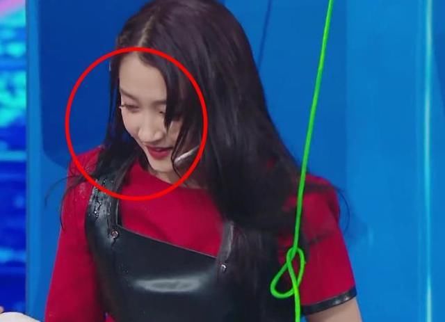 关晓彤录节目被淋雨，得知她手握的私密物，鹿晗看到无法淡定