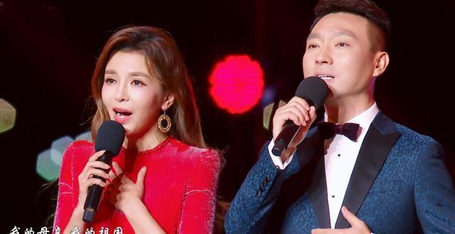 央視七夕晚會|央視七夕晚會收視奪冠，8人主持團撐場面，《人民日報》點贊周深