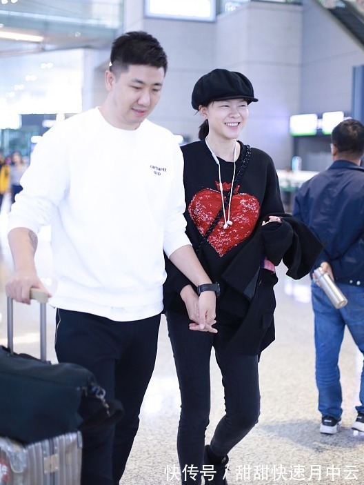 紧身裤 李艾都42岁了,可皮肤还是那么白皙,身材也好,穿黑卫衣都很减龄