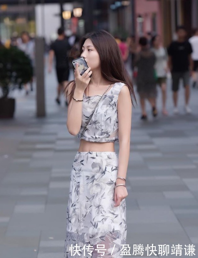 印版高腰款显瘦两件套装,搭配上尖头鞋,穿着清新甜美气质