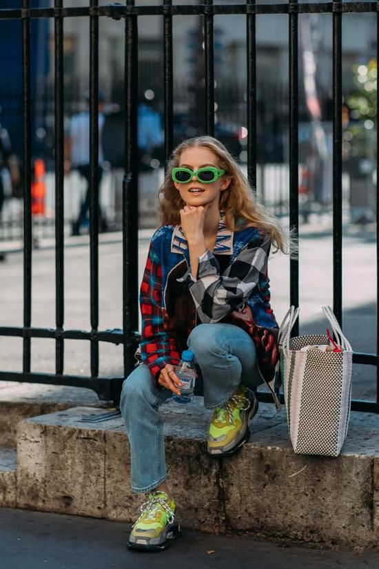 运动鞋才是冬日穿搭的标配 时髦精们都这在穿