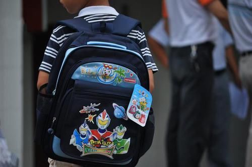 书包|幼儿园检查书包,老师从孩子的书包中拿出这样东西,脸一下就黑了