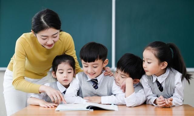 黑板|“个子矮却排在最后?”家长质疑孩子的座位,老师的回答让人深思