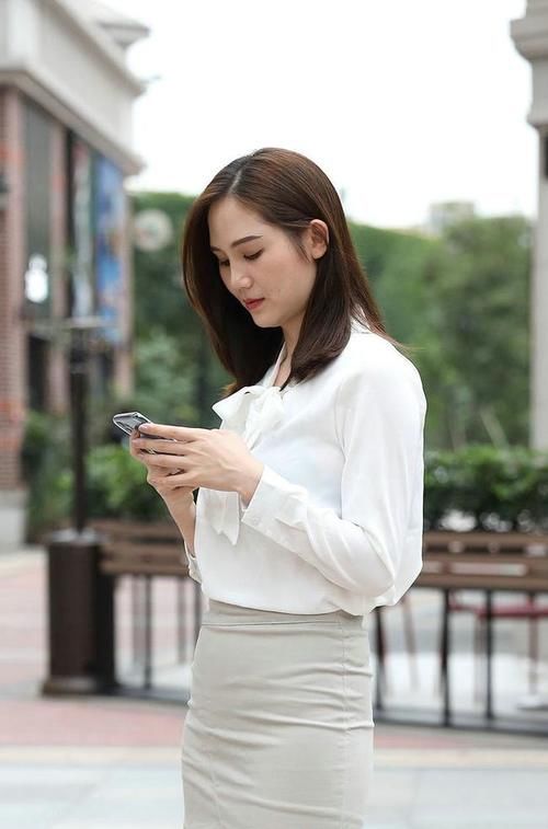 色系 白色真丝衬衫，搭配灰色包臀裙显得清新唯美，高级感十足