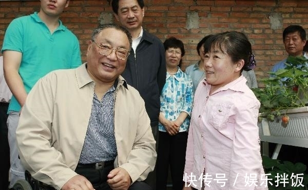 书法家|邓公爱子邓朴方书法手迹惹争论，笔墨粗拙丑陋，却得网友拍手称赞